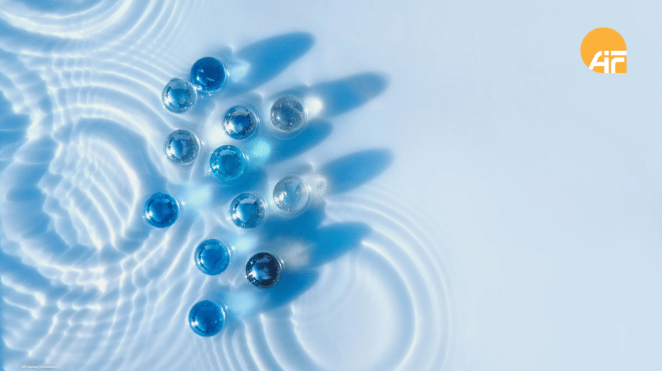 Mehrere Kugeln liegen im klaren Wasser.