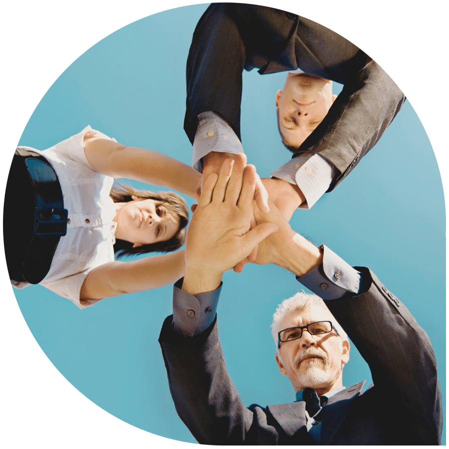 © Canva/ImagesbyTrista Drei Personen, die ihre Hände aufeinanderlegen und nach unten in die Kamera schauen.