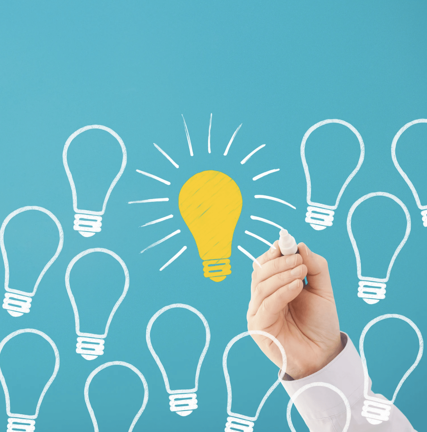 Eine Hand mit einem Stift, die mehrere Glühbirnen malt.