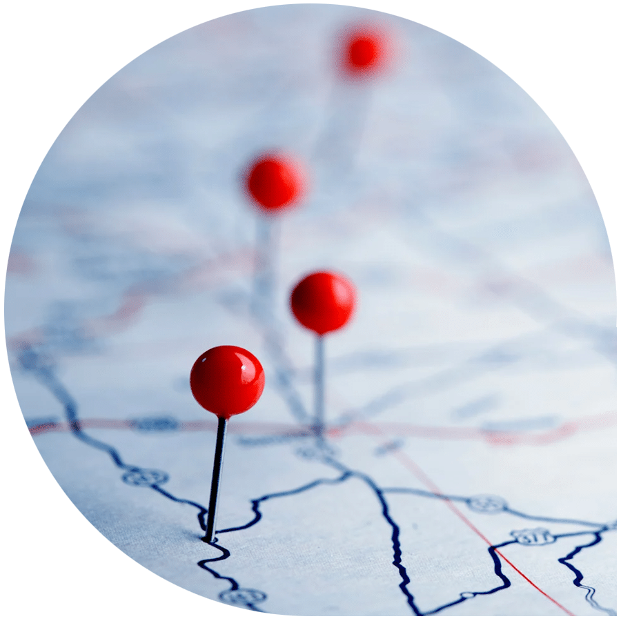 © Canva/DNY59 Rote Stecknadelköpfe, die in einer Strassenkarte stecken.